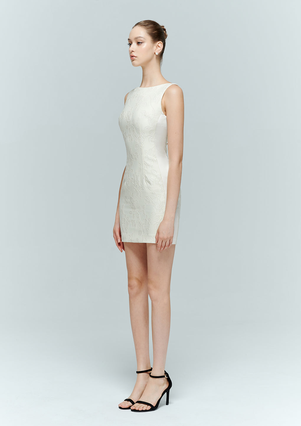 Artel Retro White Jacquard Open-Back Pearl Bodycon Dress