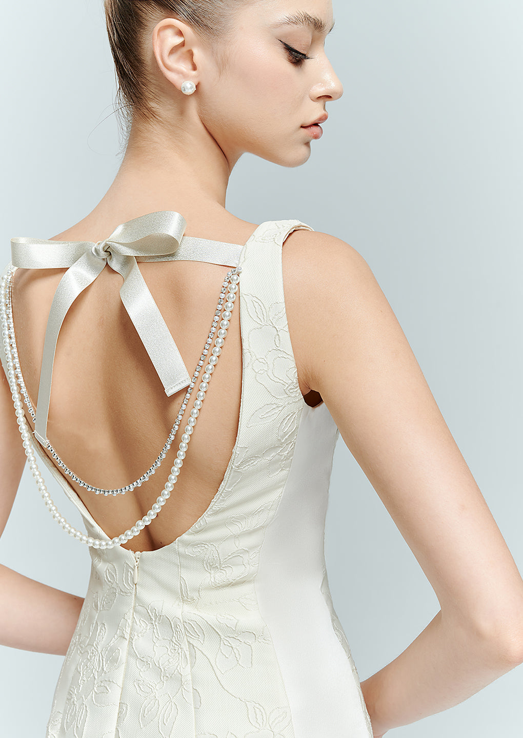 Artel Retro White Jacquard Open-Back Pearl Bodycon Dress